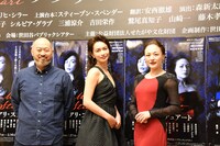 左から森新太郎、長谷川京子、シルビア・グラブ。