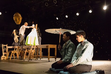 ロームシアター京都×京都芸術センター U35創造支援プログラム”KIPPU” お寿司 ボロレスコ「菠薐心中」より。（撮影：松本成弘）