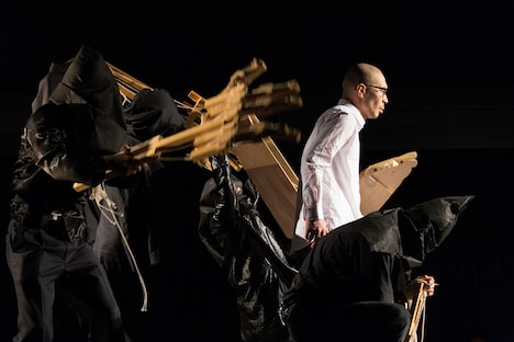 ロームシアター京都×京都芸術センター U35創造支援プログラム”KIPPU” お寿司 ボロレスコ「菠薐心中」より。（撮影：松本成弘）