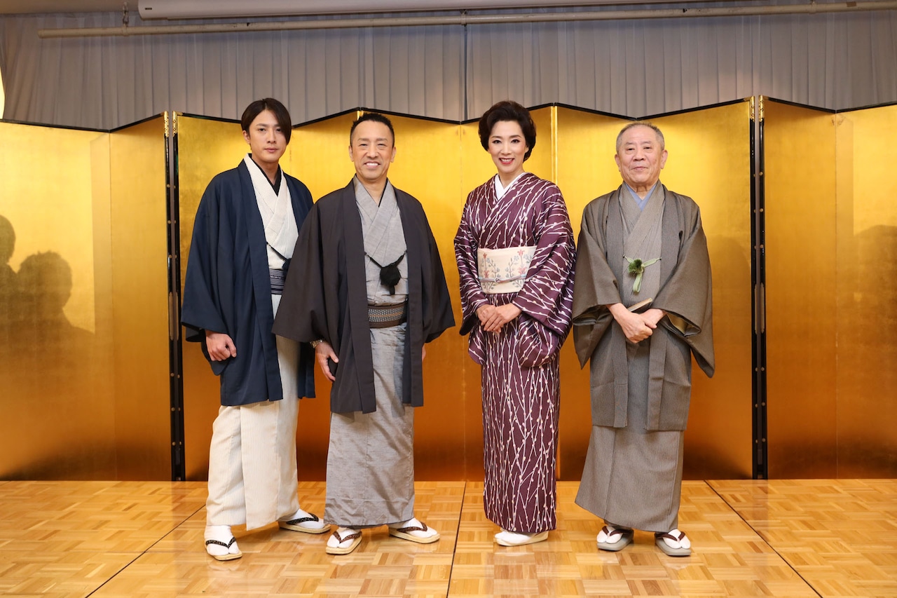 桂米朝五年祭記念「『喜劇 なにわ夫婦八景』米朝・絹子とおもろい弟子たち」製作発表より、左から内博貴、筧利夫、真琴つばさ、桂ざこば。