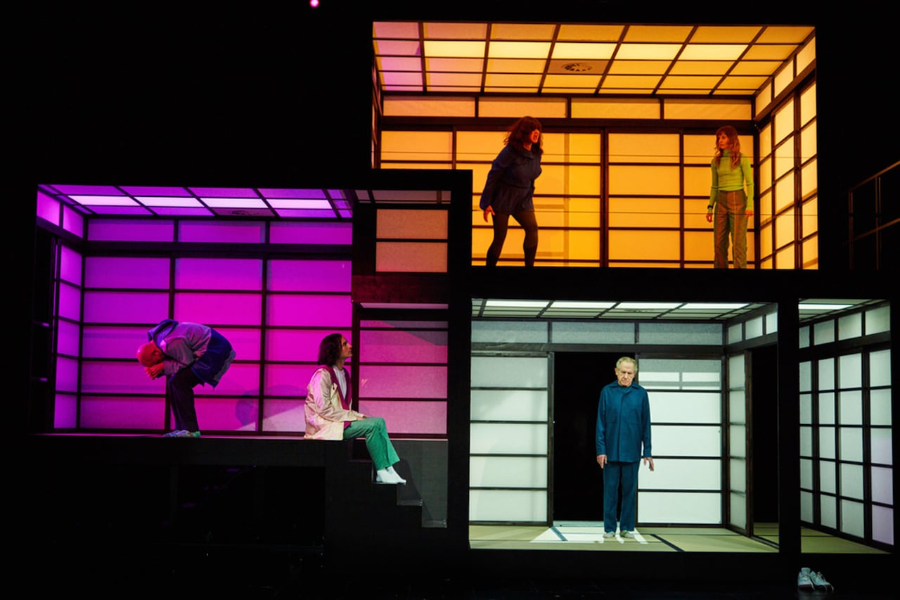 演技と舞台美術の“挑戦的な関係”探る、岡田利規の新作がドイツ・ミュンヘンで開幕