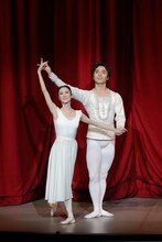 東京バレエ団「くるみ割り人形」全2幕 新制作より、左から川島麻実子、柄本弾。（Photo by Kiyonori Hasegawa）