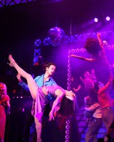 ミュージカル「サタデー・ナイト・フィーバー」より。（撮影：ヒダキトモコ）