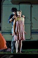 「コジ・ファン・トゥッテ」2013年公演より。（撮影：三枝近志）