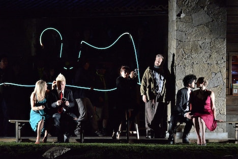 「コジ・ファン・トゥッテ」2013年公演より。（撮影：三枝近志）