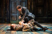 英国ロイヤル・シェイクスピア・カンパニー「じゃじゃ馬ならし」より。（Photo by Ikin Yum ）(c)RSC