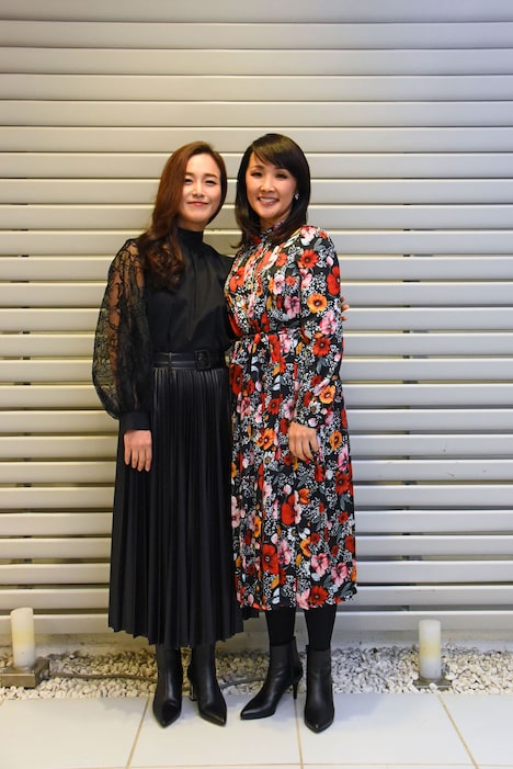 左からパク・ヘナ、濱田めぐみ。
