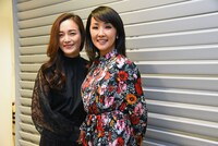 左からパク・ヘナ、濱田めぐみ。