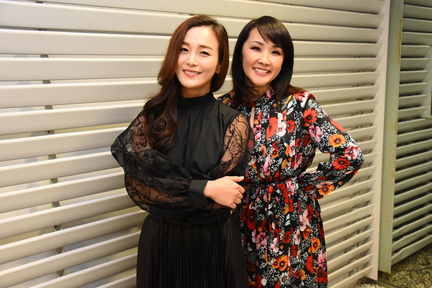 左からパク・ヘナ、濱田めぐみ。