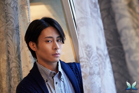 鯨井康介のビジュアル。