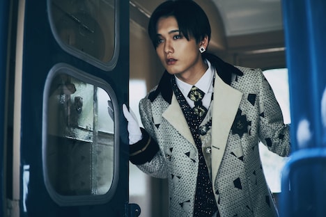 「theater of fairytale」第4弾より、水石亜飛夢。