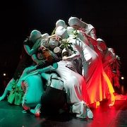 七十代のチルチルが“死と生命”めぐる旅へ、世田谷シルク「青い鳥」開幕