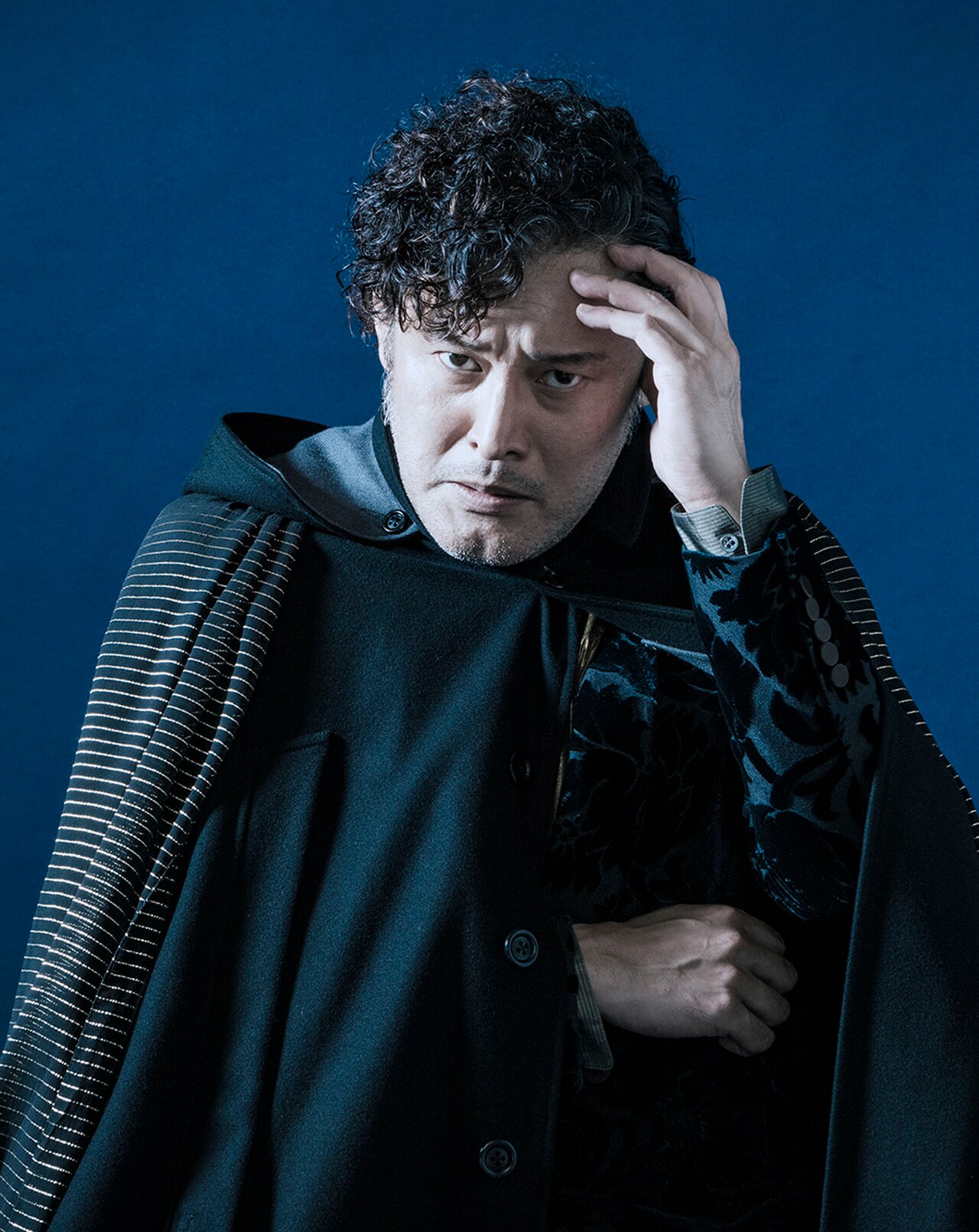 私生児”小栗旬が冷たく見下すビジュアル公開、吉田鋼太郎演出「ジョン