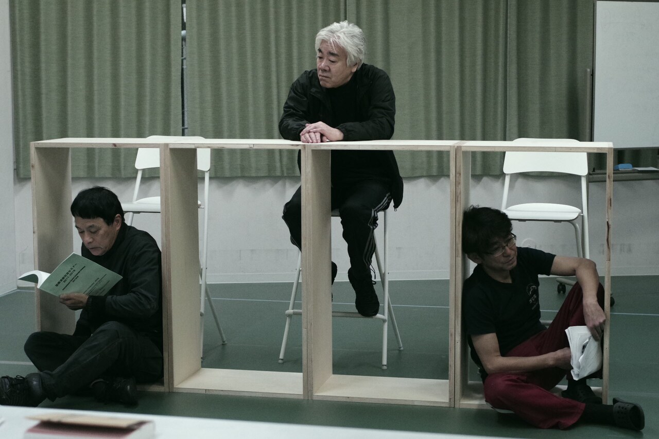 平成を駆け抜けた“おっさん”たちの物語、「会社の人事」演出は佐藤信