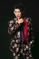 足立英昭扮するカーリル。