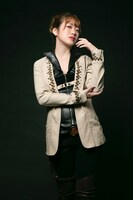 栗生みな扮する神埼奈緒美。