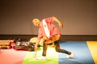 岡崎藝術座「+51 アビアシオン, サンボルハ」より。（Photo by Carlos Alvar）（c)The Japan Foundation