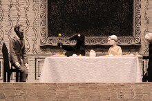 人形劇団ひとみ座「エドワード・ゴーリーのにんぎょうげき『うろんな客』＆『むしのほん』」より。