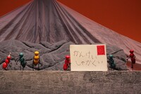 人形劇団ひとみ座「エドワード・ゴーリーのにんぎょうげき『うろんな客』＆『むしのほん』」より。