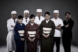 工藤俊作プロデュース プロジェクトKUTO-10 第19回公演「なにわ ひさ石 本店」の出演者と、作・演出の村角太洋（後列右）。