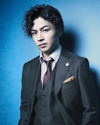 鈴木勝吾扮する朝倉遥輝。