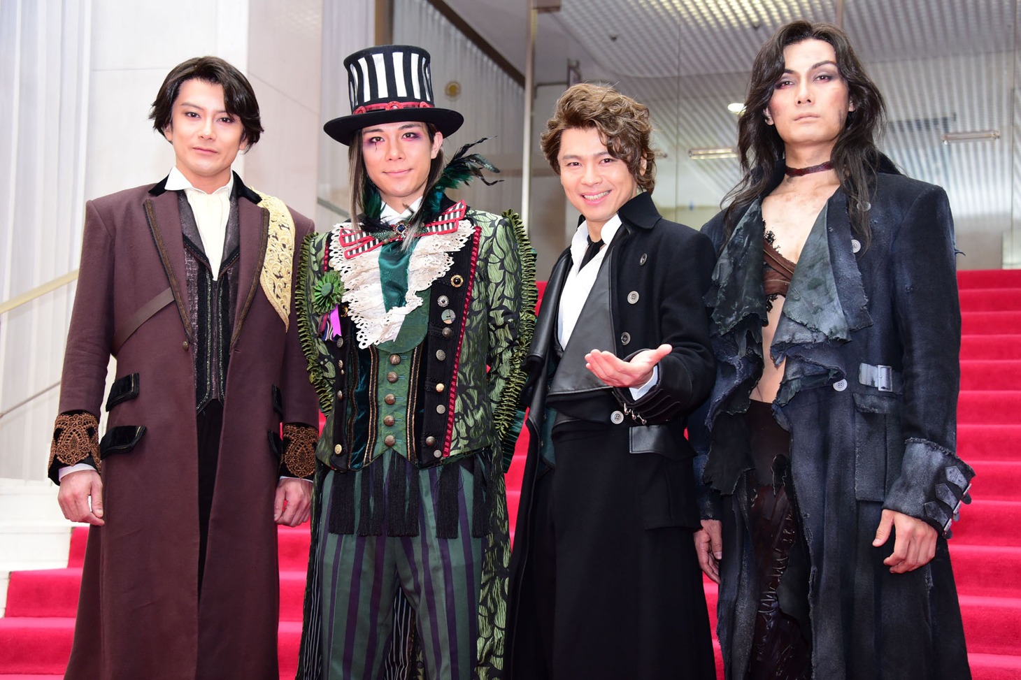 左から小西遼生、柿澤勇人、中川晃教、加藤和樹。