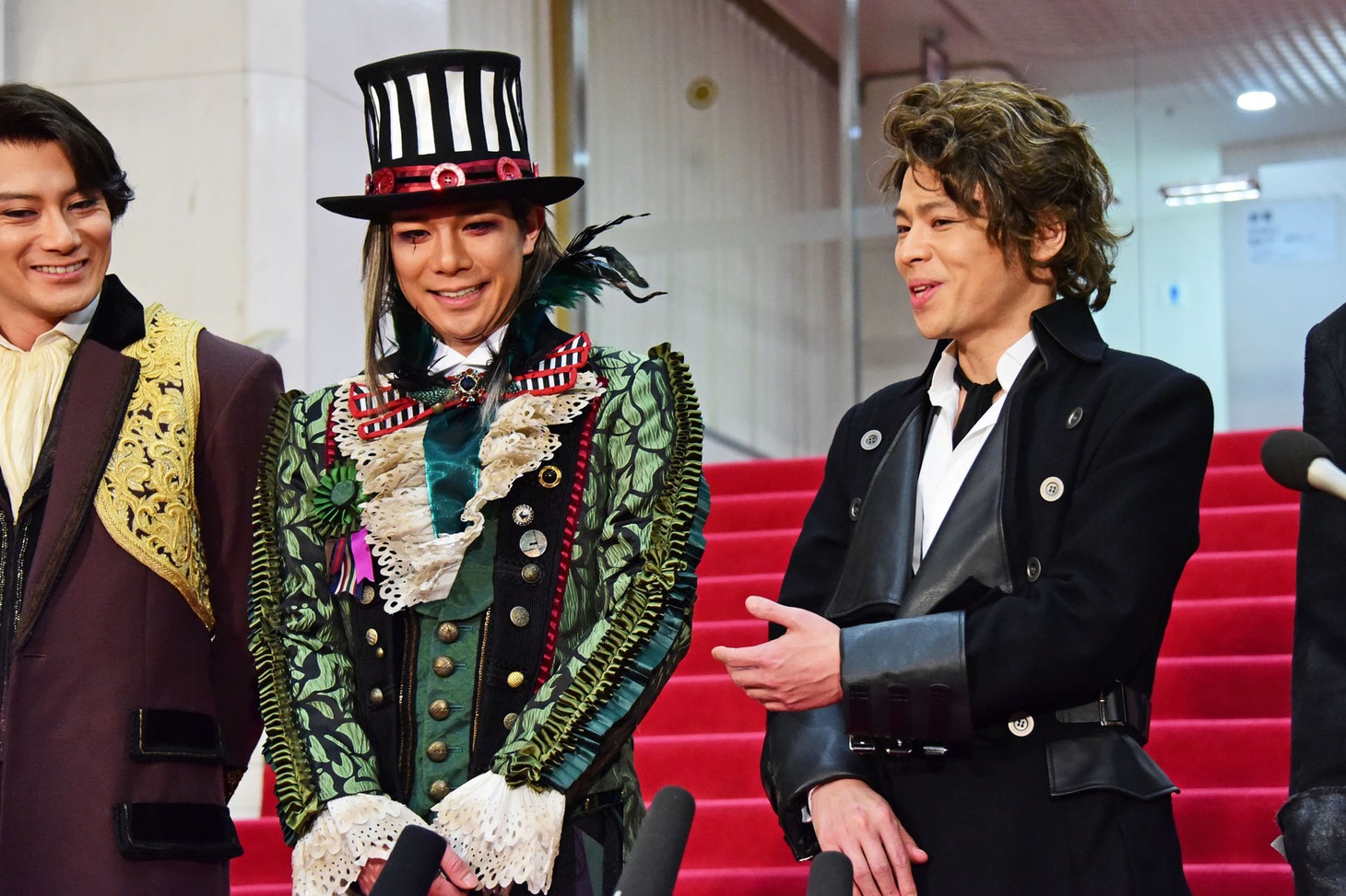 左から小西遼生、柿澤勇人、中川晃教。