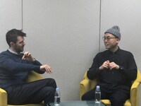 左からアリスター・マクドウォール、前川知大。