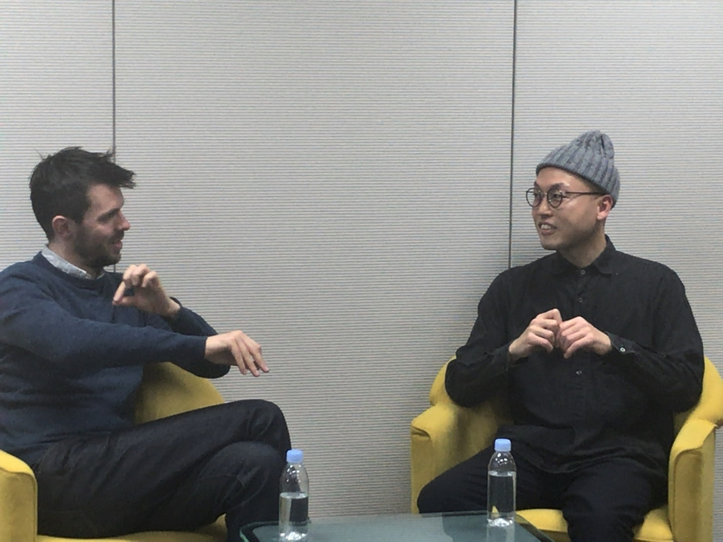 左からアリスター・マクドウォール、前川知大。