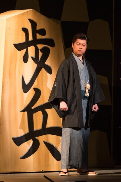 「三山ひろし特別公演」より、「阪田三吉物語」の様子。