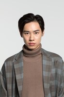 戸塚純貴の扮装姿。