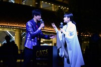 掛け声を「さん、にー、いち」に統一する森崎ウィン（左）と葵わかな（右）。