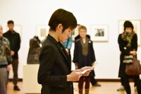 第七劇場×愛知県芸術劇場×愛知県美術館「ムンク｜幽霊｜イプセン」美術館パフォーマンスより。（提供：愛知県芸術劇場）