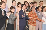 「三谷幸喜作『アパッチ砦の攻防』より『罪のない嘘』～毎日がエイプリルフール～」囲み取材より。「よいしょー！」の掛け声でフォトセッションに応じるキャストたち。