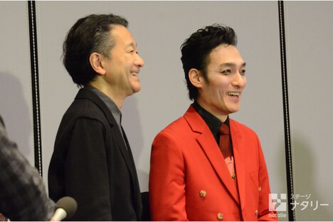 KAAT神奈川芸術劇場プロデュース「アルトゥロ・ウイの興隆」の囲み取材より、左から白井晃、草なぎ剛。