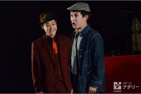 KAAT神奈川芸術劇場プロデュース「アルトゥロ・ウイの興隆」より。