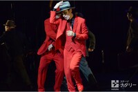 KAAT神奈川芸術劇場プロデュース「アルトゥロ・ウイの興隆」より。