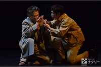 KAAT神奈川芸術劇場プロデュース「アルトゥロ・ウイの興隆」より。