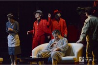 KAAT神奈川芸術劇場プロデュース「アルトゥロ・ウイの興隆」より。