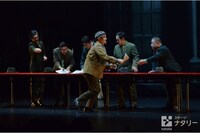 KAAT神奈川芸術劇場プロデュース「アルトゥロ・ウイの興隆」より。