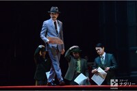 KAAT神奈川芸術劇場プロデュース「アルトゥロ・ウイの興隆」より。