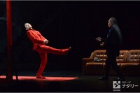 KAAT神奈川芸術劇場プロデュース「アルトゥロ・ウイの興隆」より。