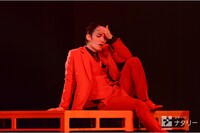 KAAT神奈川芸術劇場プロデュース「アルトゥロ・ウイの興隆」より。