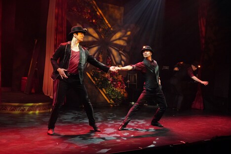 「Tabloid Revue『rumor～オルレアンの噂～』」より。（撮影：岩田えり）