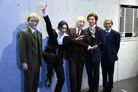 舞台「憂国のモリアーティ」囲み取材の様子より。記者からのリクエストでカッコよくないポーズを披露する、左から松井勇歩、北村諒、荒牧慶彦、瀬戸祐介、糸川耀士郎。