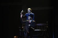 舞台「憂国のモリアーティ」より。糸川耀士郎（上）と荒牧慶彦（下）。