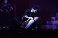 舞台「憂国のモリアーティ」より。君沢ユウキ（中央）。