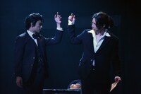 舞台「憂国のモリアーティ」より。左から早乙女じょうじ、北村諒。