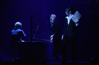 舞台「憂国のモリアーティ」より。立道梨緒奈（中央）、北村諒（右）。