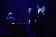 舞台「憂国のモリアーティ」より。立道梨緒奈(中央)、北村諒(右)。